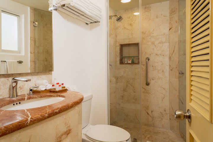 Private guest bathroom with shower