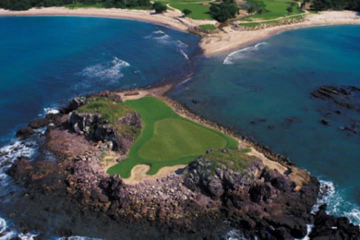 Four Seasons Resort Punta Mita ofrece dos campos de golf de 18 hoyos diseñados por Jack Nicklaus