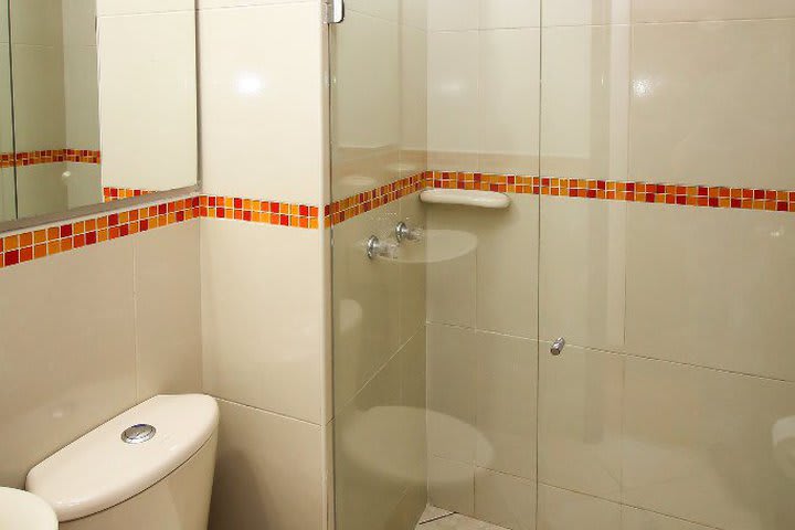 Cada habitación dispone de baño privado con ducha