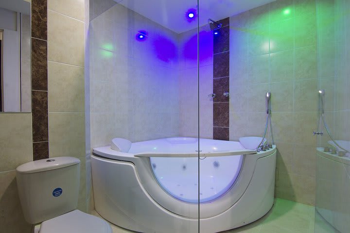 Baño con jacuzzi