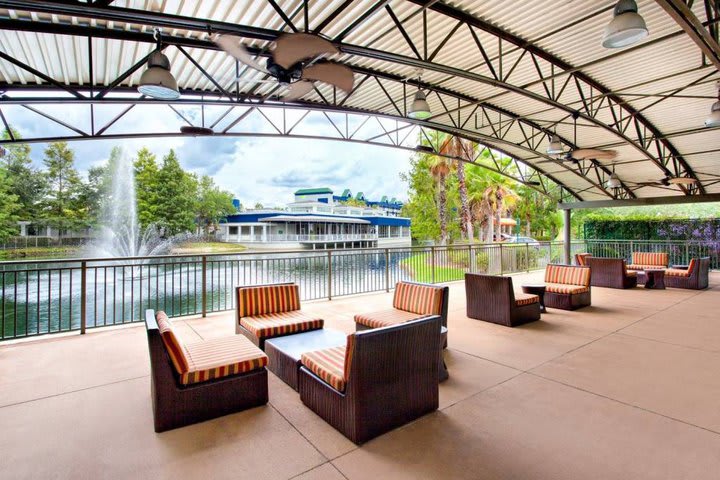 Facilities include a terrace overlooking the lake