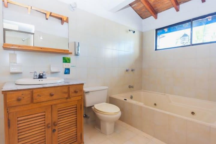 Baño con bañera de hidromasaje