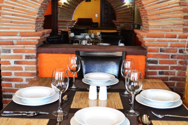 The Rinconada de Cortes hotel offers a restaurant