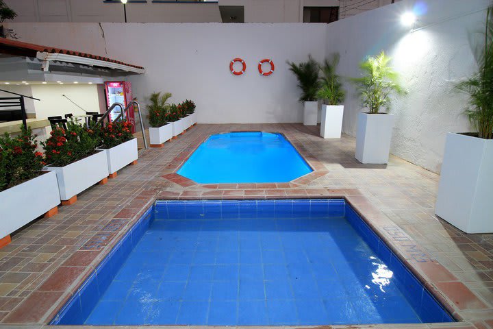 Vista de noche de la piscina