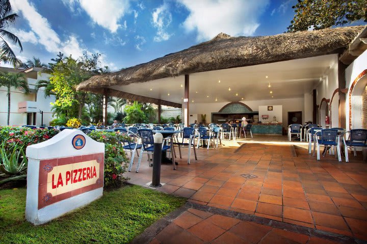 La Pizzería restaurant serves Italian dishes