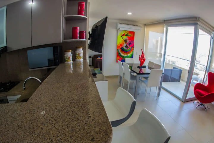 Cocina del apartamento con balcón SM42