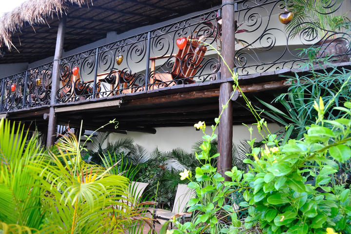 La terraza tiene vista a la piscina