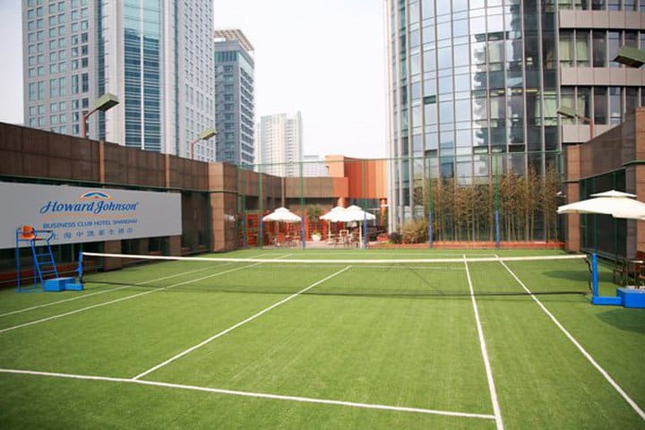 Howard Johnson Business Club Hotel Shanghai has a tennis court on the top floor