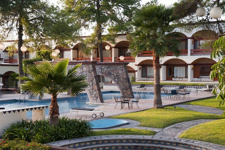 The Imperio de Angeles hotel has a children's pool