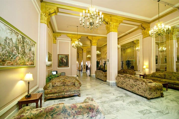 El lobby del Renoir Hotel en San Francisco