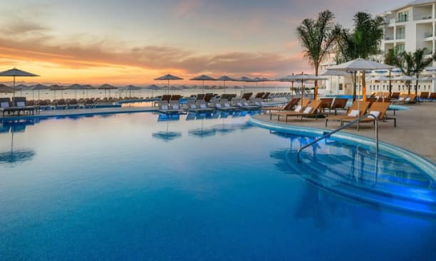 Piscina infinita con vista al mar