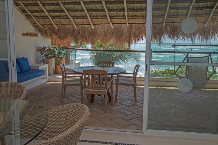 Balcón de una villa con vista al mar