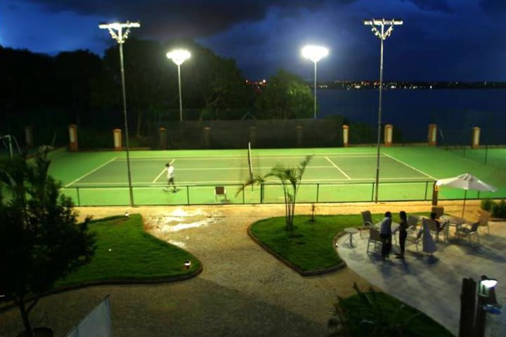 Nobile Lakeside Convention & Resort en Brasilia tiene cancha de tenis