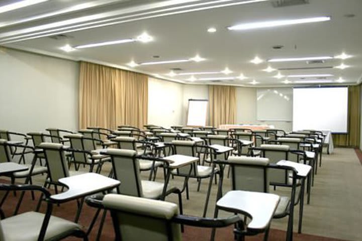 The facilities at the Tsue Bienal Flat hotel in Sao Paulo include two meeting rooms