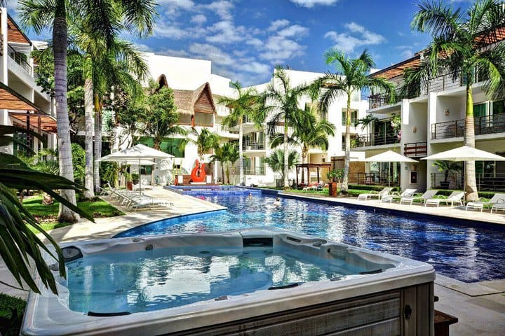 Jacuzzi en el área de piscina