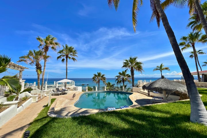 La piscina tiene vista al mar