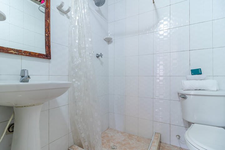 Baño de huéspedes