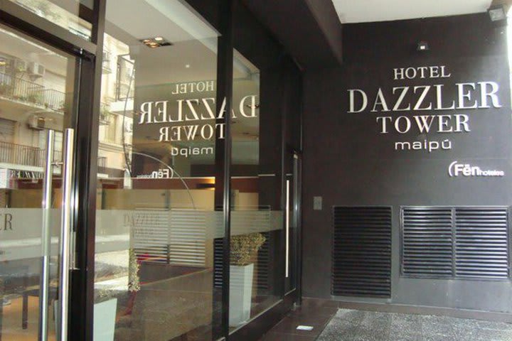 Entrada al hotel Dazzler Tower Maipú en Buenos Aires