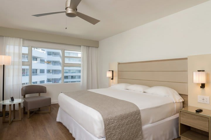 Deluxe king guest room with city view