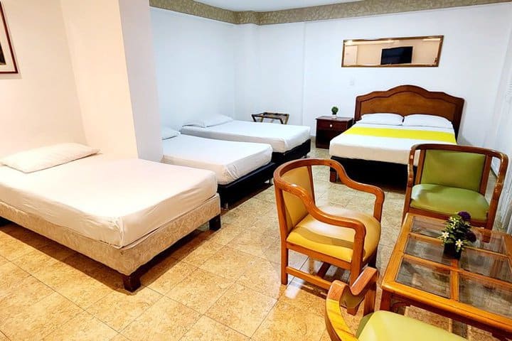 Familiar 5 pax - 1 cama doble y 3 camas sencillas