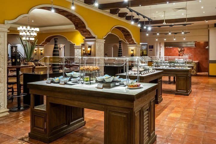 A la carte and buffet service at Peregrina Bistro