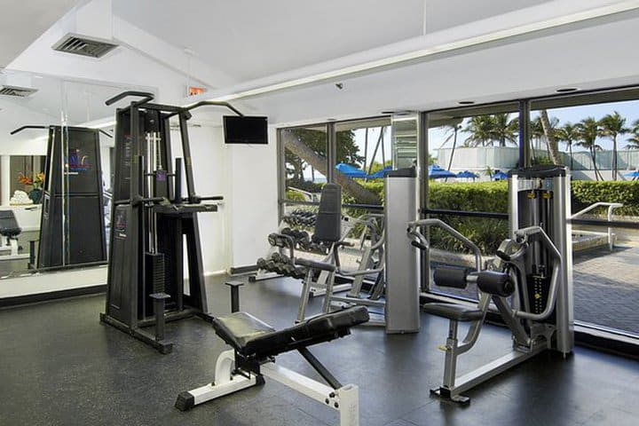 El hotel cuenta con gimnasio y spa