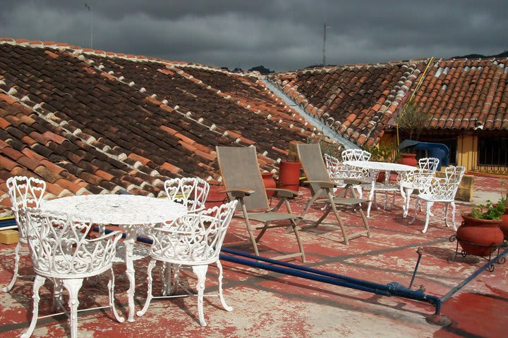 Mesas y sillas en la terraza del Hotel Mansion de los Ángeles