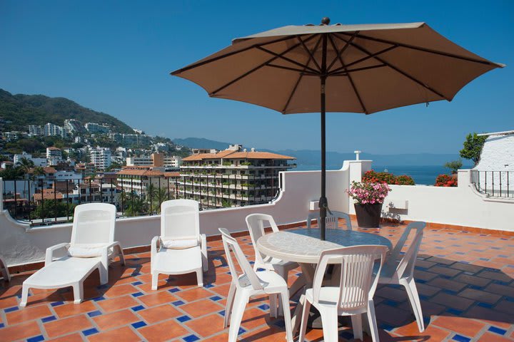 Área de descanso con mesa y sillas en la terraza