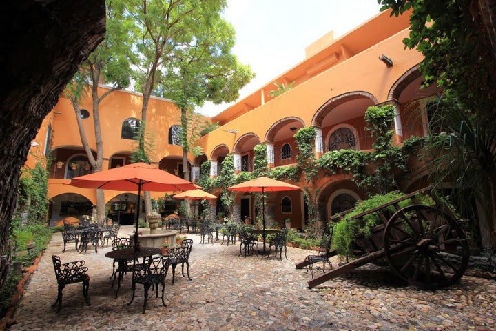 Courtyard with tables and chairs