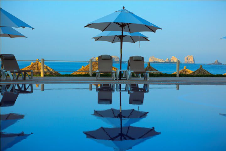 Sitting area with sun loungers