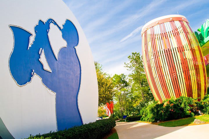 El resort está decorado con instrumentos musicales gigantes