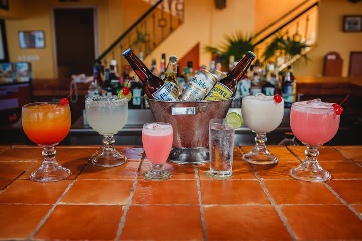 El bar sirve variedad de bebidas