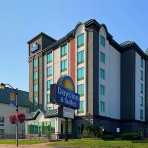 Days Inn & Suites by Wyndham Niagara Falls Centre St. By the Falls