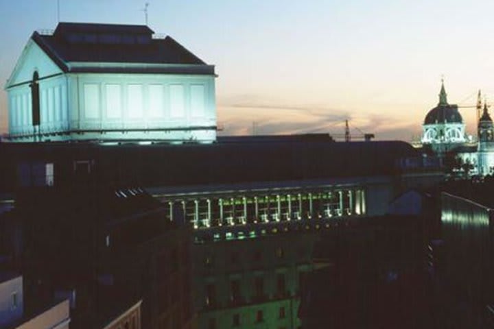 Vista nocturna del Tryp Ambassador