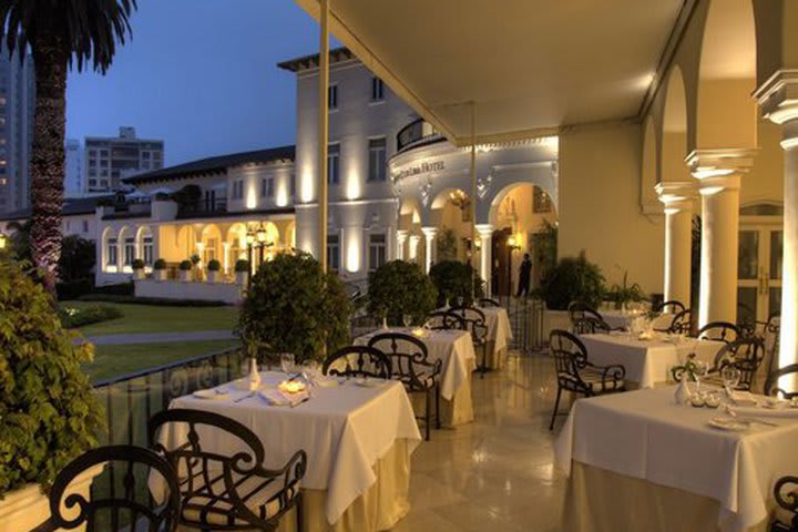 Terraza del restaurante Perroquet en el hotel Country Club en Lima