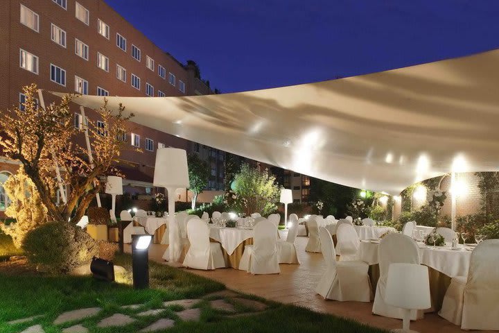 The garden at the Rafaelhoteles Atocha hotel in Madrid is ideal for events