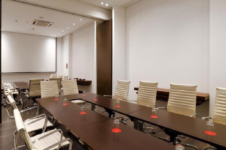 El hotel posee salones para eventos y reuniones