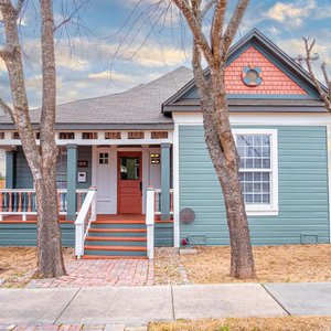 Beautiful Craftmans 4BR 2 5BA Home Near Downtown