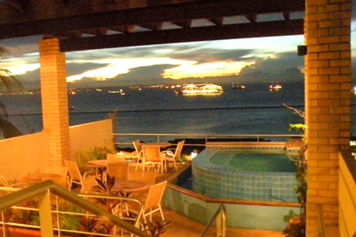 Admira la bahía Todos os Santos desde la terraza del restaurante en Solar do Carmo