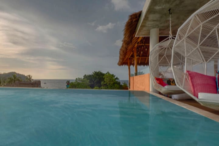 Piscina con vista infinita al aire libre