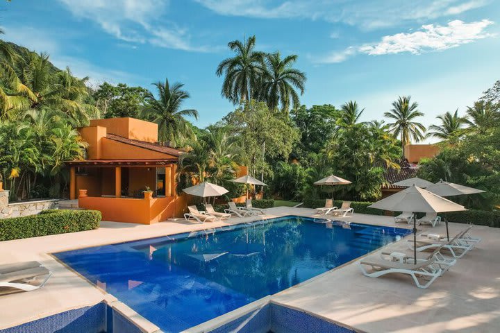 Las villas tienen acceso exclusivo a una piscina para esta sección