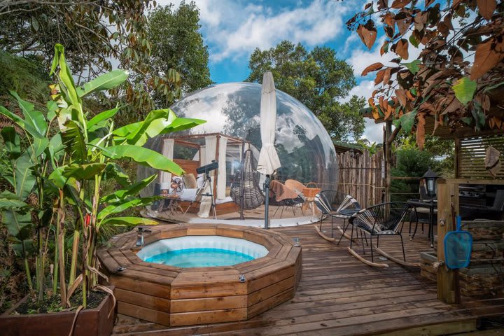 Jacuzzi en la terraza de una burbuja