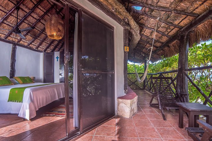 Terraza del bungalow frente al mar con ventilador