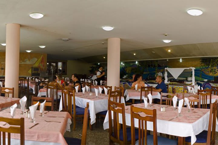 Interior de uno de los restaurantes del hotel