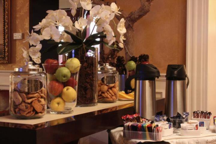 El Best Western Plus Hotel Felice Casati brinda servicio de café con galletas y fruta