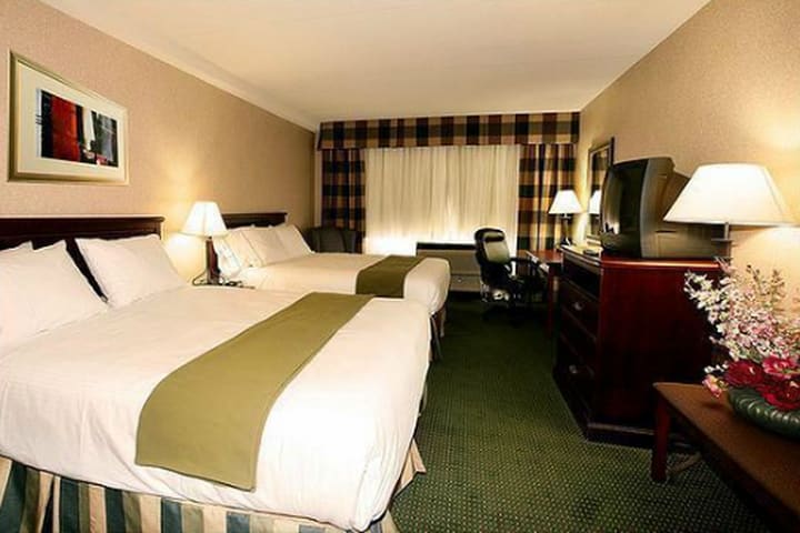 Double guest room at the Holiday Inn Express in Mississauga