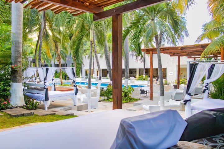 Sitting area facing the pool