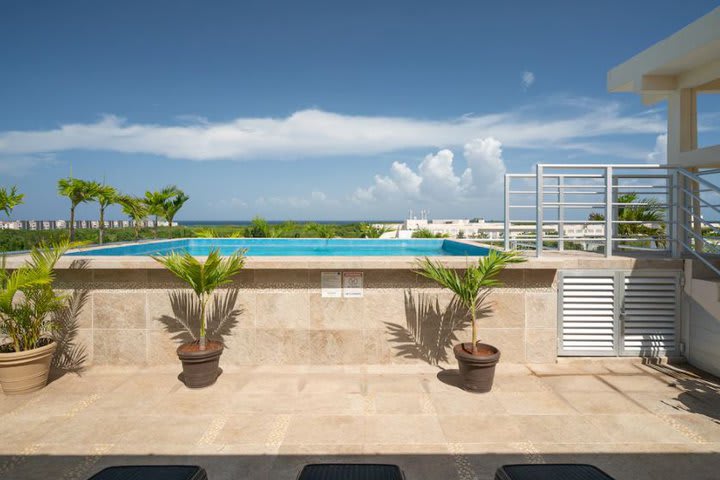 Hay piscina en la terraza