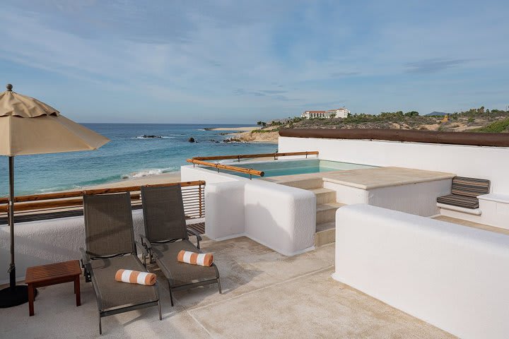 Terraza y piscina de la Casita frente al mar