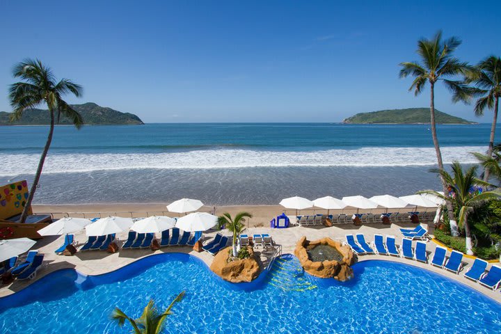 Vista de la piscina y la playa